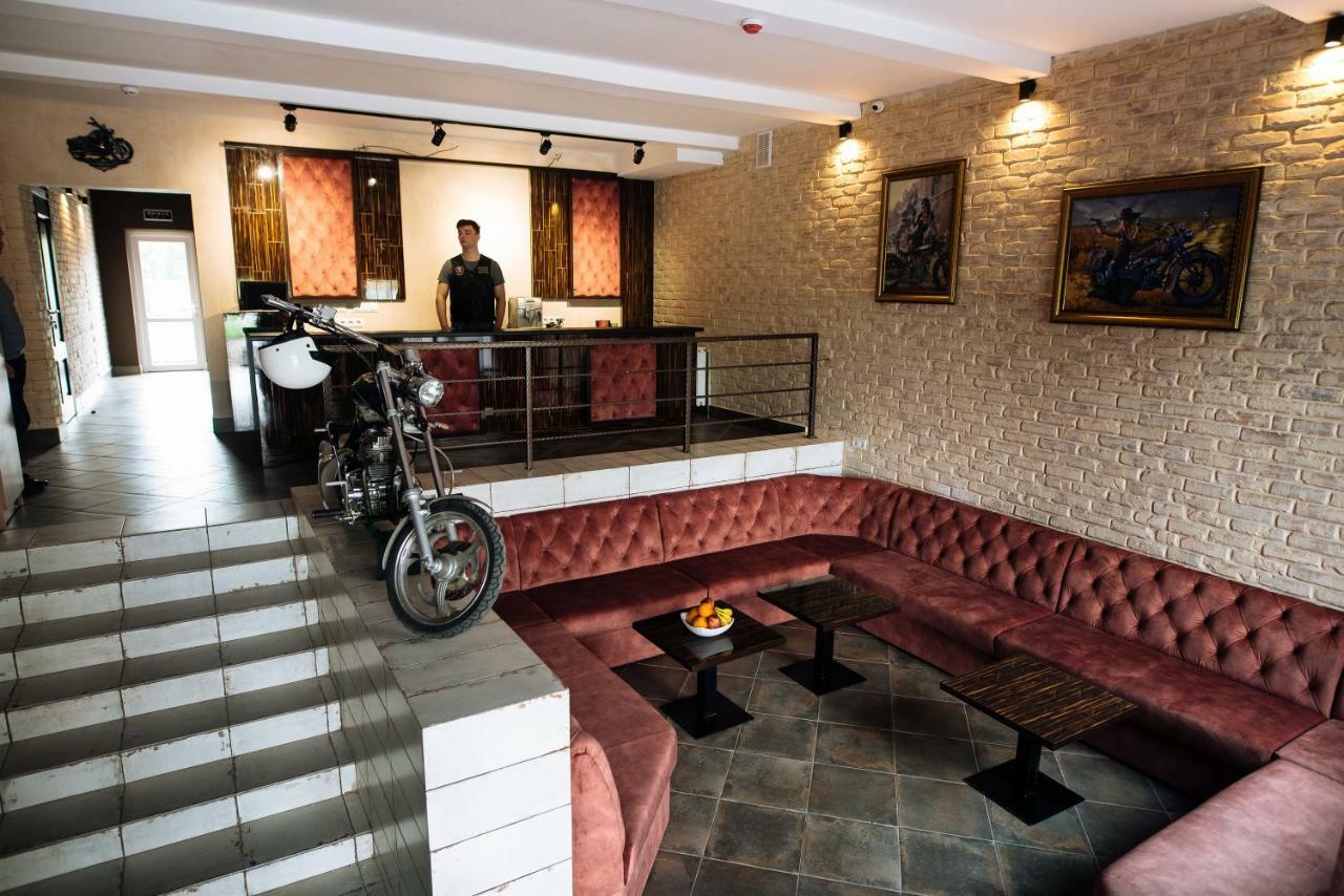 Clubhouse Ξενοδοχείο Ιβανό-Φρανκίβσκ Εξωτερικό φωτογραφία
